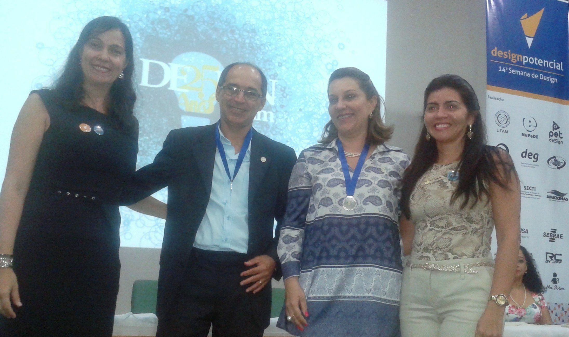 Reitora e vice-reitor homenageados durante a solenidade de 25 anos do Design